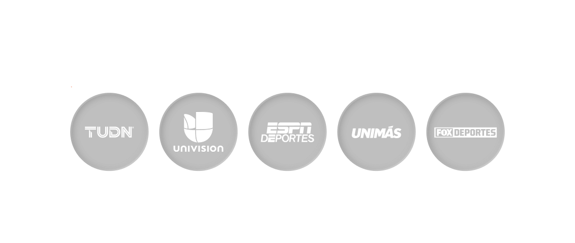 Fondo de estadio con aficionados y los logotipos de TUDN, Univision, ESPN Deportes, UniMás y FOX Deportes.